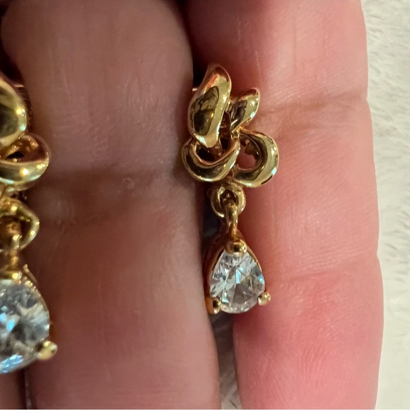Elegant Gold Teardrop clip on Earrings - Picture 5 of 9